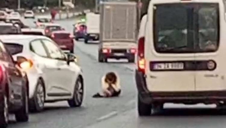 İstanbul trafiğinde tehlike anları! Akan trafikte yola atlayıp oturdu