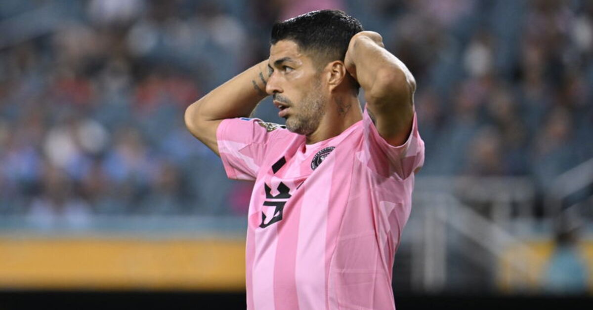 Luis Suarez’e tükürme olayı nedeniyle ceza!