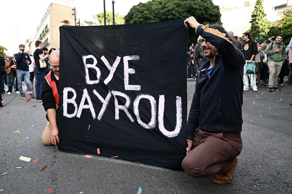 Macron’un beşinci kabusu: Fransa’da hükümet düştü, şimdi ne olacak?