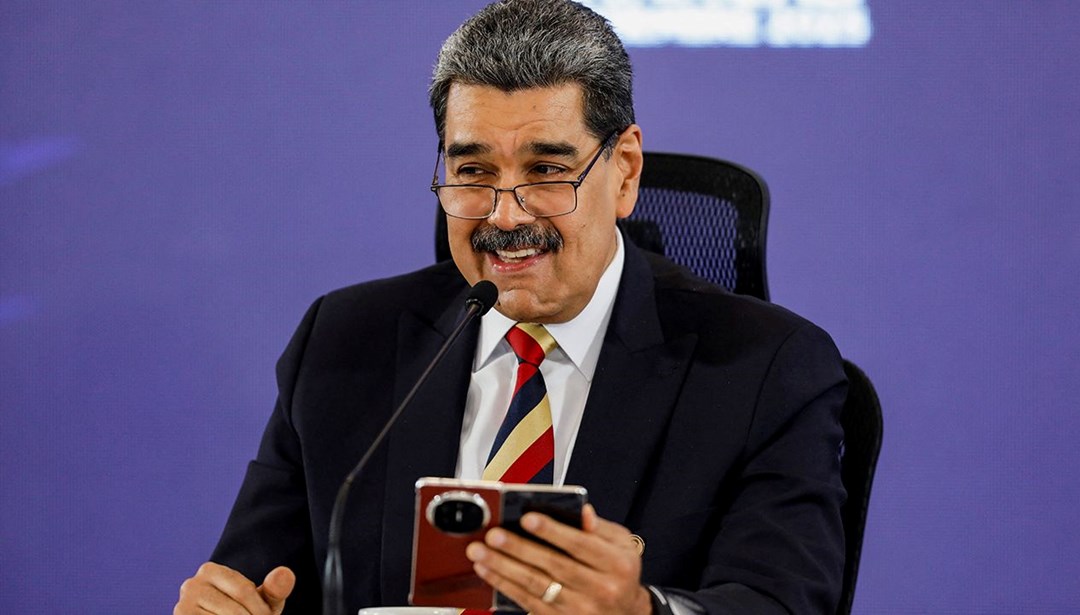 Maduro “dinlenemeyen” telefonunu gösterdi