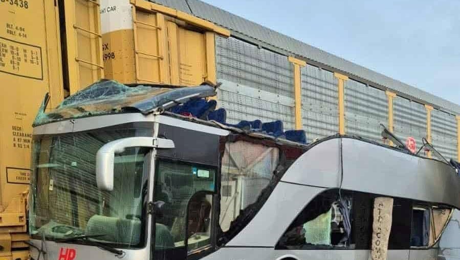 Meksika’da tren yolcu otobüsüne çarptı: 8 ölü, 45 yaralı