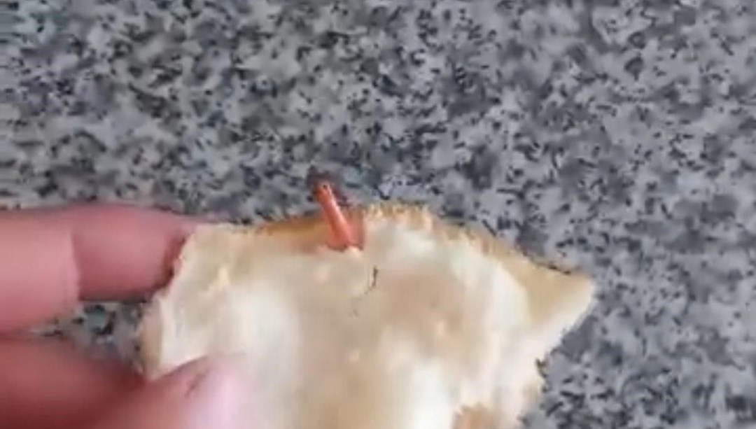 Skandal! Ekmeğin içinden kablo çıktı