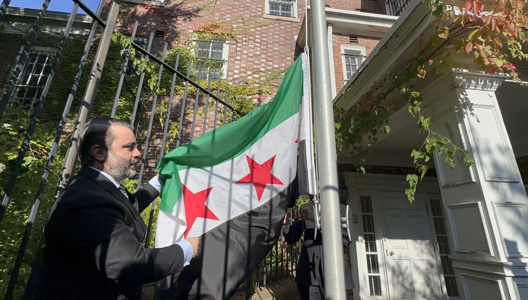 Suriye bayrağı, Washington’da göndere çekildi: “Tarihi bir an”