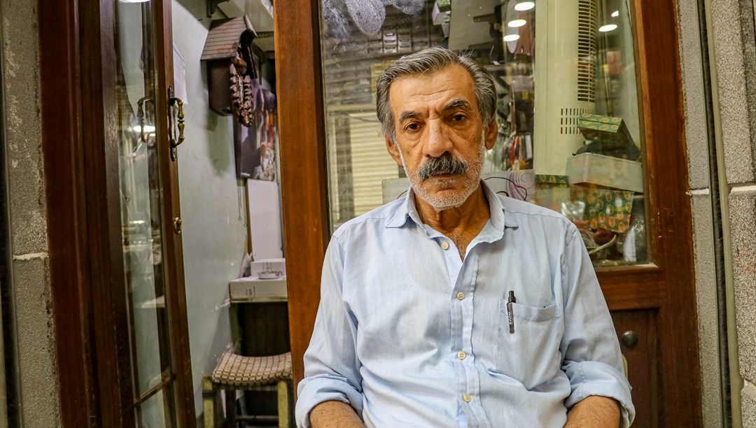 4 metrekarelik dükkanda yarım asırdır antika saatleri tamir ediyor