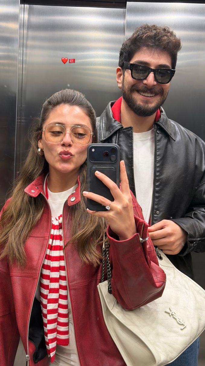 Âşıklardan ayna pozu