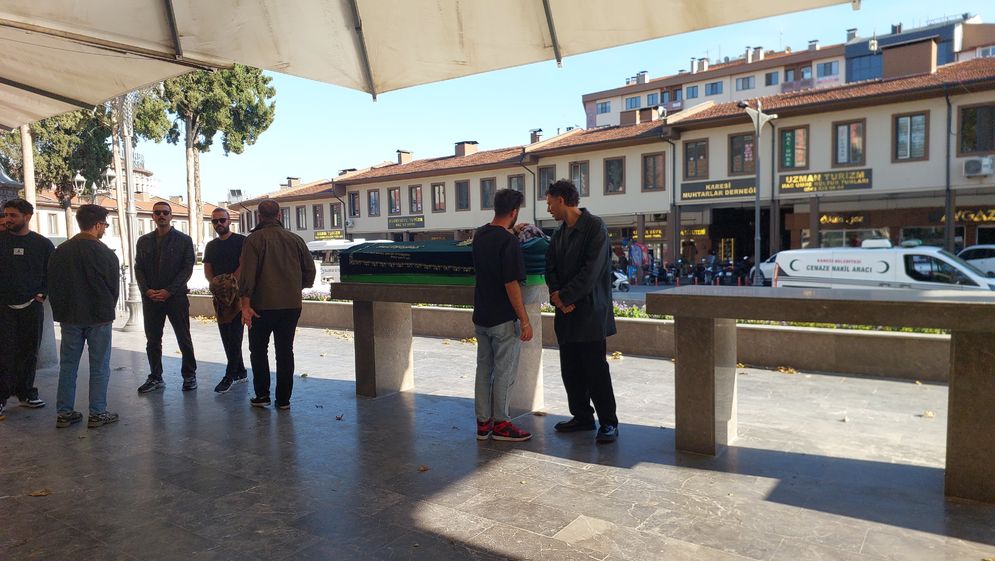 Babaannesini son yolculuğuna uğurladı