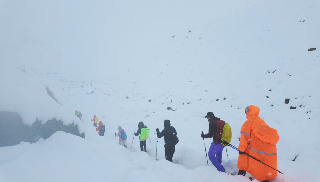 Bin kişinin mahsur kaldığı Everest Dağı ne kadar tehlikeli?