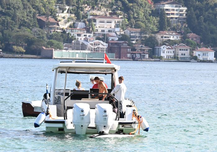 Boğaz’da surf yaptı