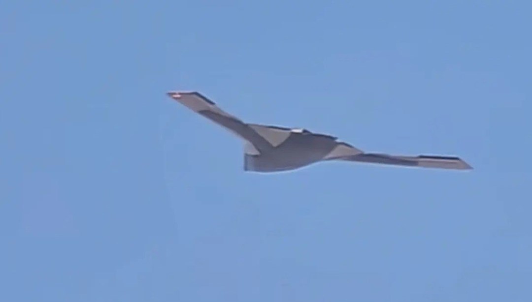 Çin’in gizemli uçağı ilk kez havada görüldü