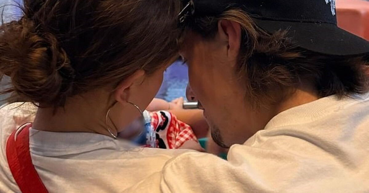 Evlat edindiği kızıyla ilk fotoğraf