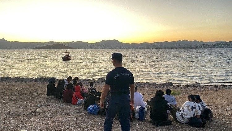 Göçmenleri taşıyan tekne battı