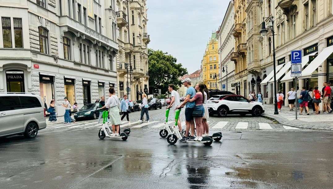 Kaldırım kaosu: Prag, elektrikli scooterları yasaklıyor