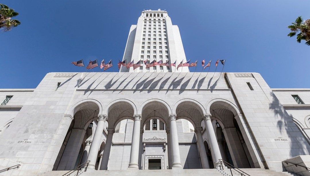 Los Angeles Belediye Binası’na araçla çarpan sürücü gözaltında