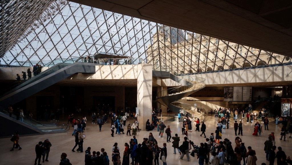 Louvre Müzesi’ni soydular! Hırsızlar mücevherleri çalıp kaçtı
