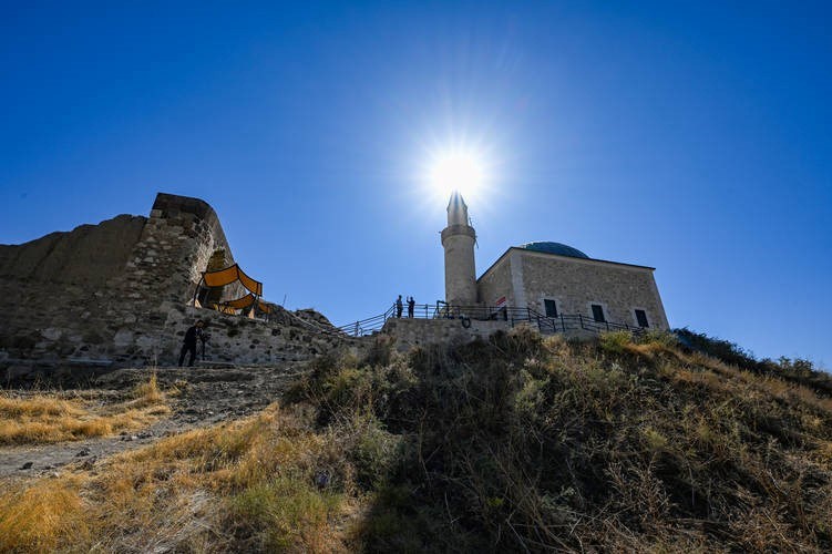 Van Kalesi’nin zirvesindeki Süleyman Han Cami’ne yoğun ilgi