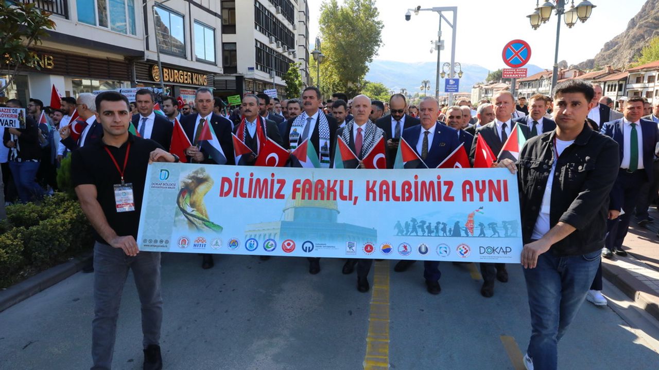 Yükseköğretim Kurulu Başkanı Özvar ile öğrenciler birlikte yürüdü