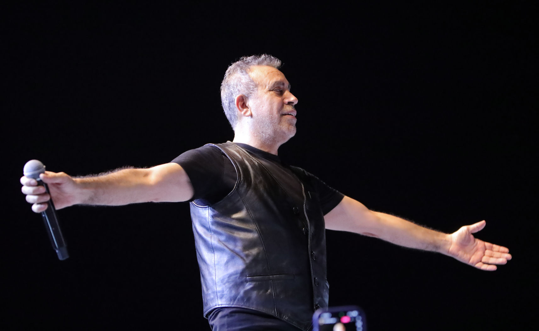 Bir konser vermek zorunda daha kaldı