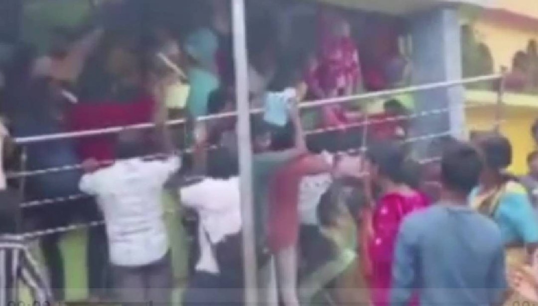 Hindistan’da tapındakta izdiham: 12 kişi hayatını kaybetti