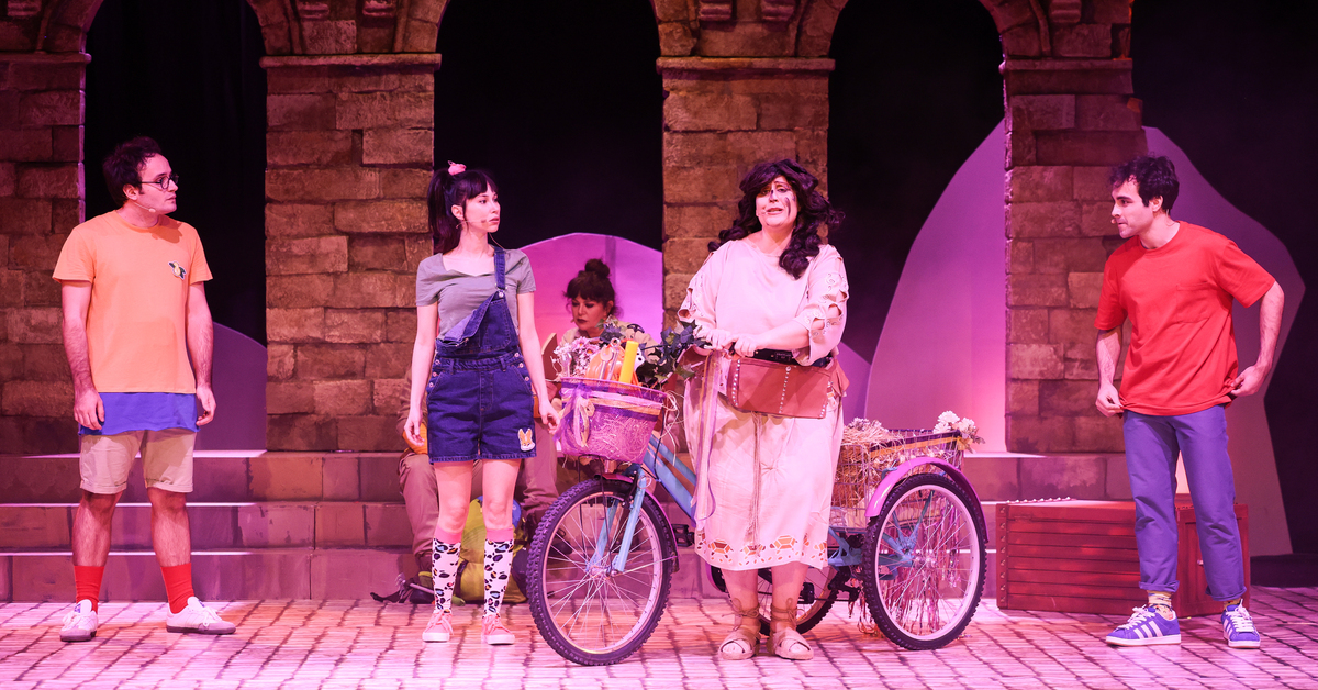 “Pat Pat Patara” son iki oyunuyla sahnede