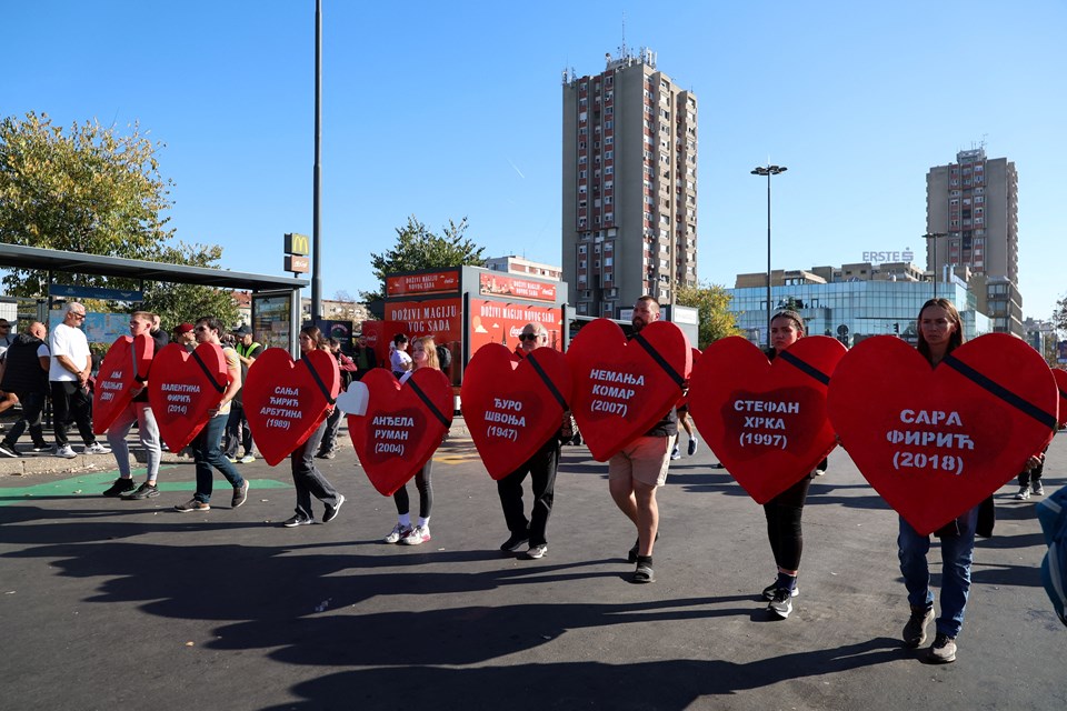 Sırbistan’da on binlerce kişi sokağa çıktı: Tren garı kazası muhalif harekete dönüştü